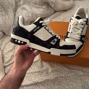 Louis Vuitton Black & White Men's Low-Top Sneakers Lv 9 us 11.5-12